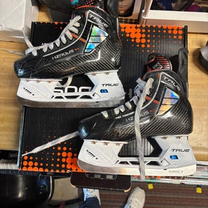 Black 2023 True HZRDUS 9x Hockey Skates Regular Width Size 3.5 (Used) brand new holders and runners