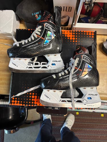 Black 2023 True HZRDUS 9x Hockey Skates Regular Width Size 3.5 (Used) brand new holders and runners