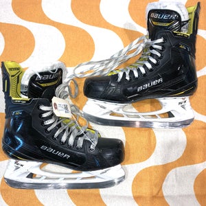Intermediate Bauer Supreme M4 Hockey Skates Size 5.5 (Used)