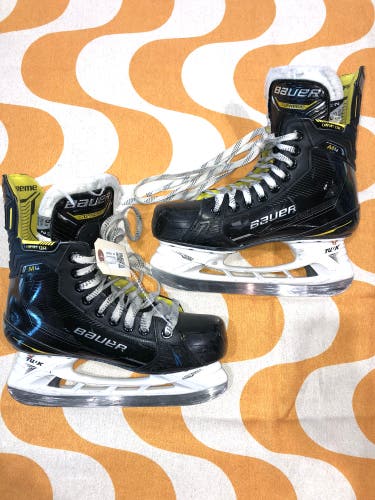 Intermediate Bauer Supreme M4 Hockey Skates Size 5.5 (Used)