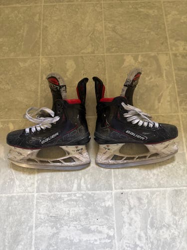 2021 Bauer Vapor 3X Pro Hockey Skates Regular Width Size 2.5 (Used)