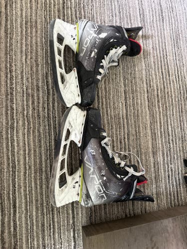 2021 Bauer Vapor Hyperlite Hockey Skates Regular Width 8 (Used)
