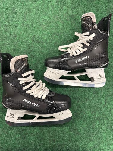 Intermediate Bauer Supreme Shadow Hockey Skates (Fit 2) Size 6.5 (Used)