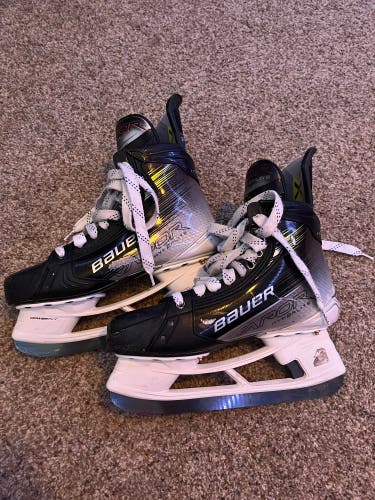 2023 Bauer Vapor Hyperlite 2 Hockey Skates Narrow Width 8.5 (Used)