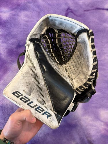 White Junior Bauer Supreme S27 Goalie Glove Regular (Used)