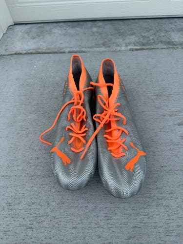 Silver Unisex Size M 10.0 (W 11.0) Puma Ultra Cleats (Used)