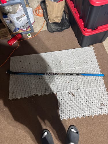 Junior Bauer Nexus Sync Right Handed Hockey Stick P28 40 Flex (Used)
