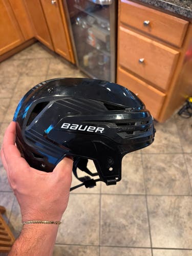 Medium Bauer Re-Akt 90 Helmet (New)