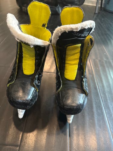 Bauer Supreme S25 Hockey Skates Size 2 (Used)