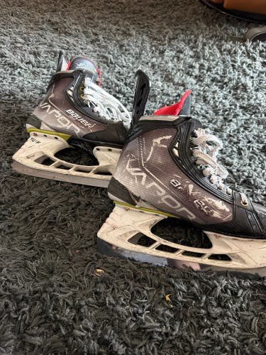 2021 Bauer Vapor Hyperlite Hockey Skates Regular Width 8.5 (Used)