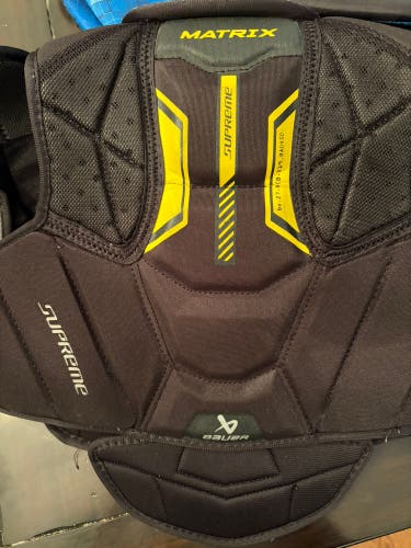 Men's Medium Intermediate Bauer Supreme Matrix Shoulder Pads (Used)
