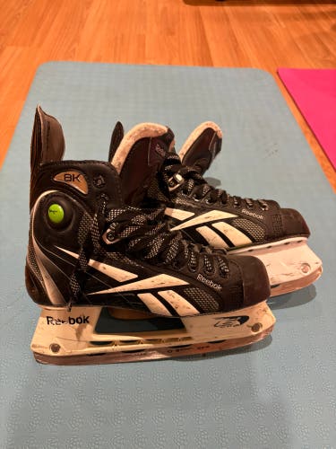 Black/White 2009 Reebok 8K Pump Hockey Skates Regular Width 7.5 (Used)