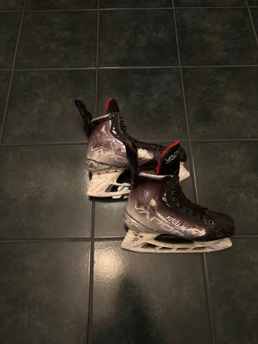 Black 2021 Bauer Vapor Hyperlite Hockey Skates Regular Width 8 (Used)
