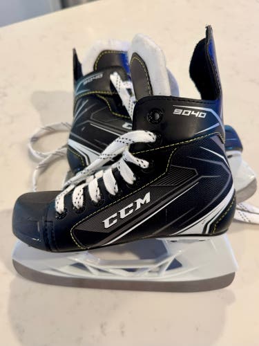 2018 CCM Tacks 9040 Hockey Skates Regular Width Size 1 (New)
