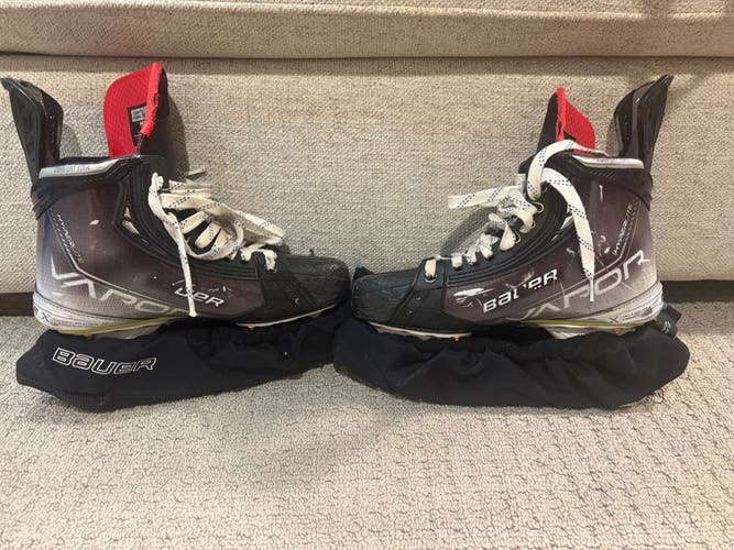 Black 2021 Bauer Vapor Hyperlite Hockey Skates Size 5.5 (Used)