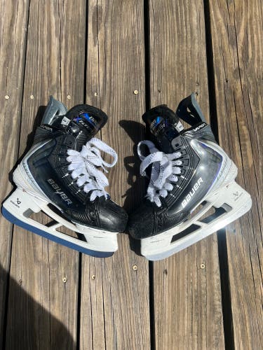 2025 Bauer Vapor Flylite Hockey Skates Regular Width Size 3 (Used)