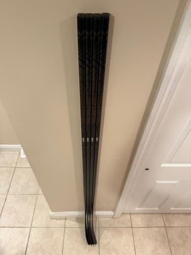 Senior Bauer Vapor Hyperlite 2 Right Handed Hockey Stick P28 82 Flex Pro Stock (New)