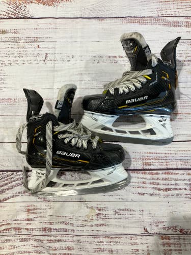 Junior Bauer Supreme M5 Pro Hockey Skates Regular Width Size 2 (Used)