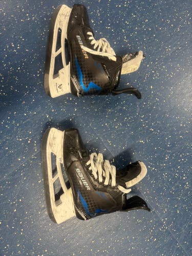 2024 Bauer Supreme Shadow Hockey Skates Regular Width Pro Stock 8 (Used)