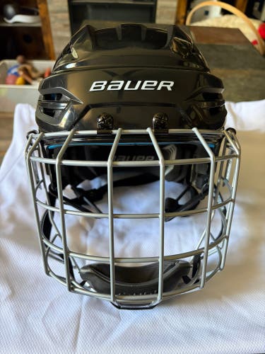 Large Bauer Re-Akt 55 Helmet (Used)