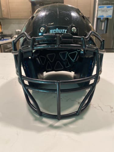 Youth Medium Schutt Vengeance A11 Helmet (Used)