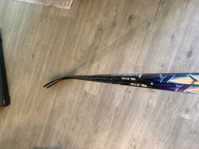 Senior Bauer Vapor Flylite Right Handed Hockey Stick P92 87 Flex (Used)