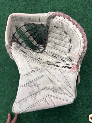 White Senior True Catalyst PX3 Goalie Glove Regular (Used)