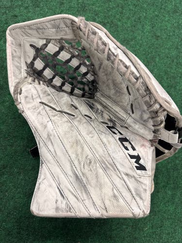 White Senior CCM Extreme Flex 5.9 Goalie Glove Regular (Used)