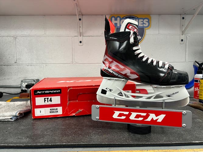 CCM JetSpeed FT4 Hockey Skates Regular Width 7 (New)
