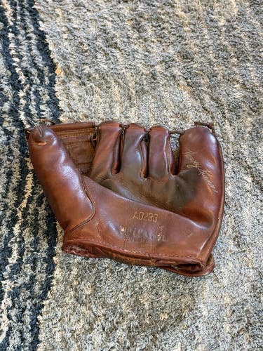 Vintage Wilson AD23G Harvey Kuenn "Ball Hawk" Baseball Glove RHT