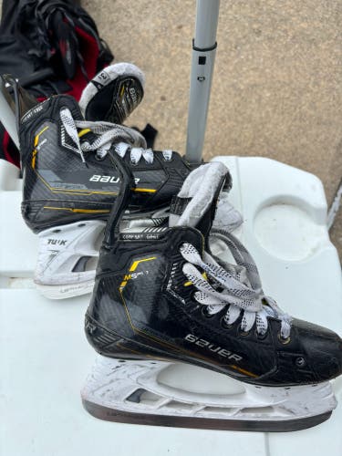 2022 Bauer Supreme M5 Pro Hockey Skates Regular Width Size 3.5 (Used)