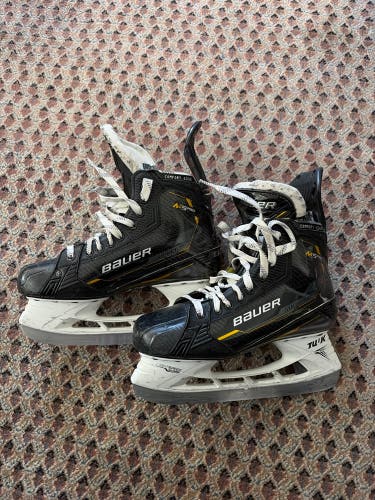 2022 Bauer Supreme M5 Pro Hockey Skates Wide Width 8 (Used)