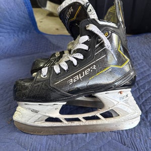 Black/Yellow 2024 Bauer Supreme M40 Hockey Skates Regular Width Size 4 (Used)