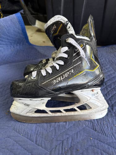 Black/Yellow 2024 Bauer Supreme M40 Hockey Skates Regular Width Size 4 (Used)
