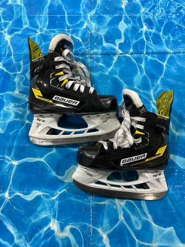 Junior Bauer S22 Supreme Matrix (SMU) Hockey Skates Regular Width Size 1 (Used)