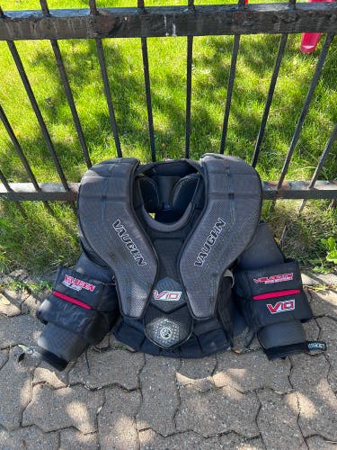 Vaughn V10 Pro Carbon Goalie Chest Protector medium (Used)