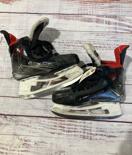 Intermediate Bauer Vapor X5 Pro Hockey Skates Size 5.5 (Used)