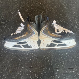 2025 Bauer Vapor Flylite Hockey Skates Regular Width Size 5.5 (Used)