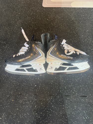 2025 Bauer Vapor Flylite Hockey Skates Regular Width Size 5.5 (Used)