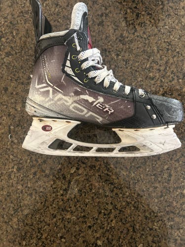 2021 Bauer Vapor Hyperlite Hockey Skates 9.5 (Used) Pro Stock With 5 Blades