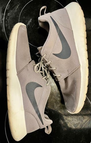 Gray Men's Size M 10.0 (W 11.0) Adult Nike Roshe One Shoes (Used)