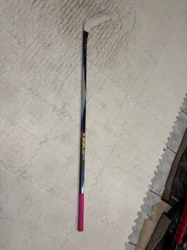 Intermediate Bauer Vapor Flylite Right Handed Hockey Stick P28 55 Flex (New)