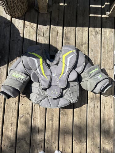 Small Vaughn Velocity V7 Pro Carbon Goalie Chest Protector (Used)