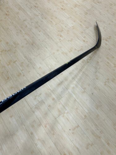 Intermediate Bauer Vapor 2X SE Hockey Stick | RH P88