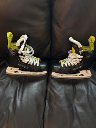 Black 2018 Bauer Supreme S29 Hockey Skates Regular Width Size 4.5 (Used)