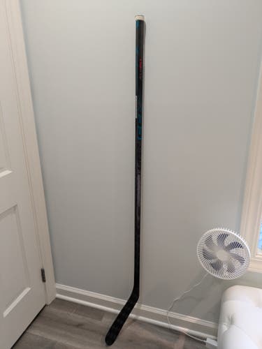 Intermediate CCM Vizion Right Handed Hockey Stick P29+1/4 55 Flex (Used)