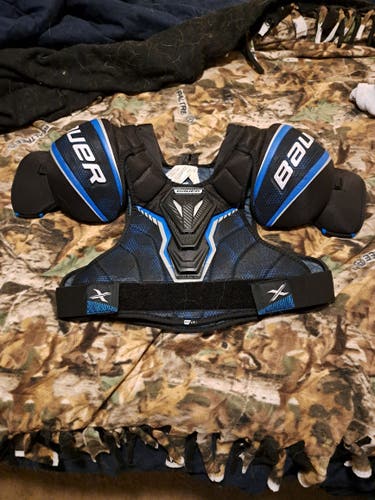 Men's Large Intermediate Bauer X Shoulder Pads (Used)