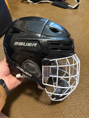 Medium Bauer Re-Akt 200 Helmet (Used)