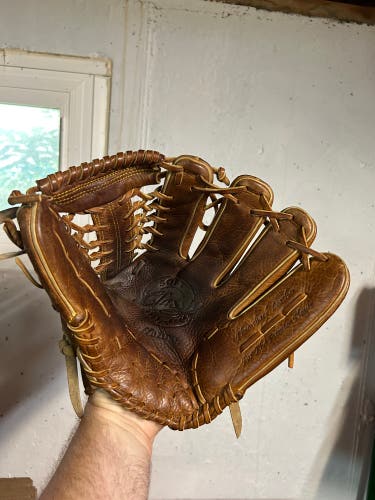 Mizuno Classic Pro Soft glove. RHT 12.75”