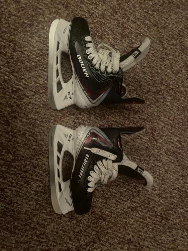 Bauer Vapor Fly40 Hockey Skates Regular Width Size 2.5 (Used)